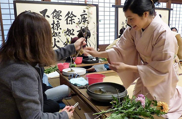 いけばなお稽古風景 恵林寺にて